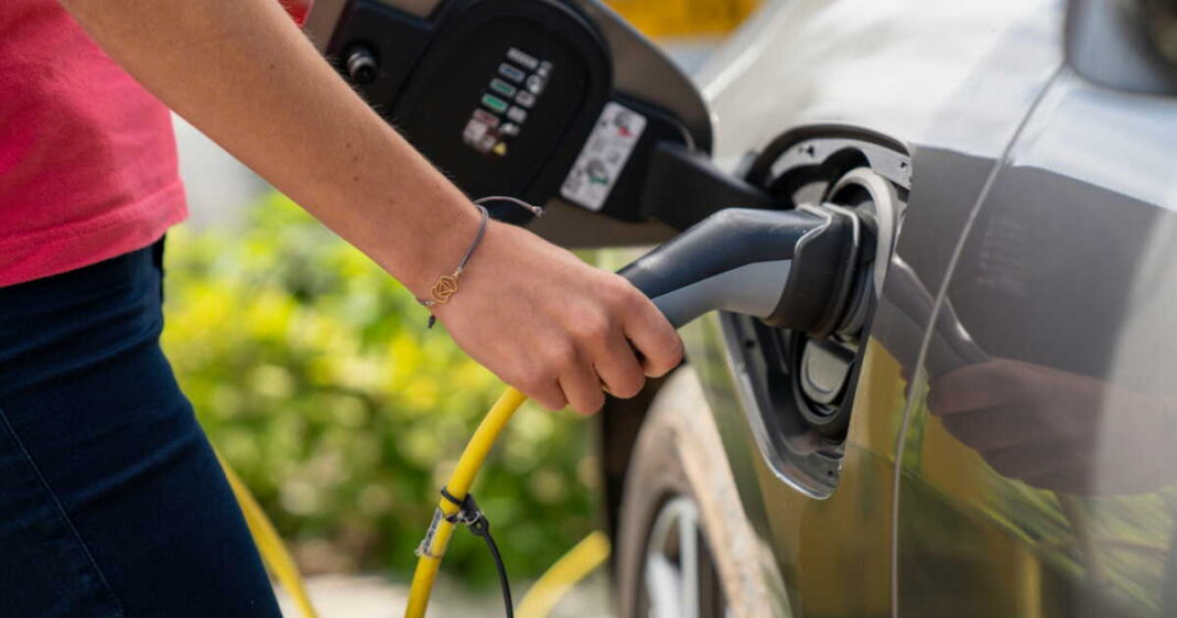 Voiture électrique sur la route, sujet achat 2026